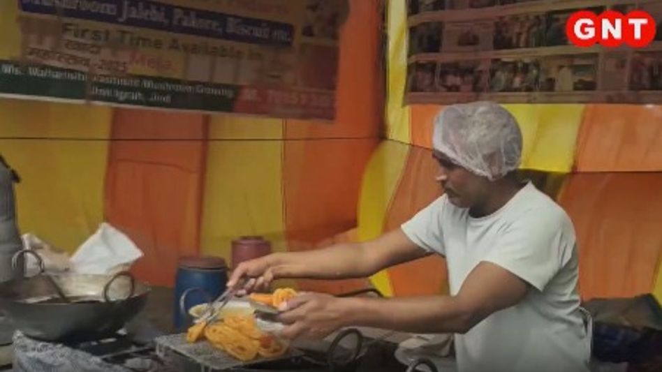 मशरूम जलेबी बनाते हुए अशोक (Screengrab) मशरूम जलेबी बनाते हुए अशोक (Screengrab)