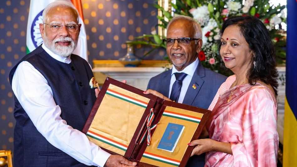 PM Modi and Dharam Gokhool (Photo:PTI) PM Modi and Dharam Gokhool (Photo:PTI)