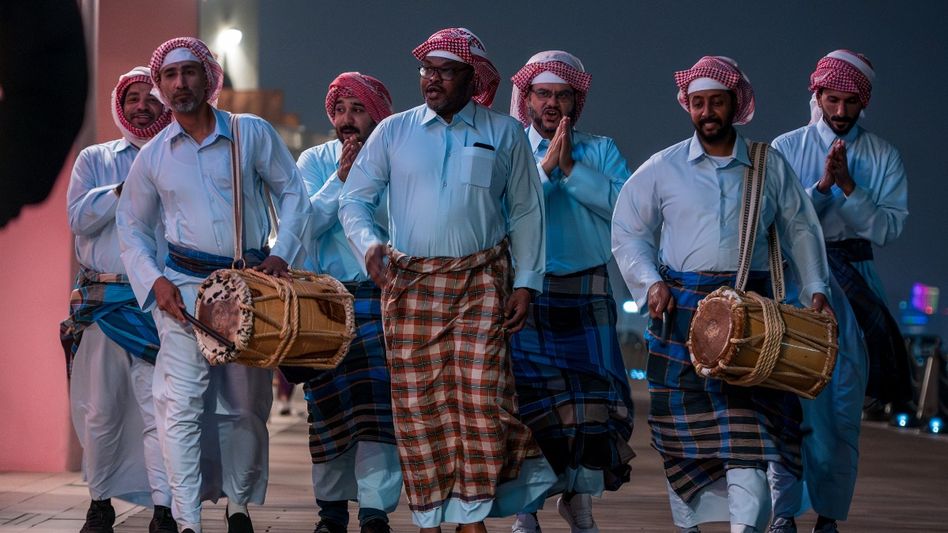 अलार्म और मोबाइल फोन जैसी तकनीकों के आ जाने के बावजूद लोग पूरे उत्साह के साथ इस परंपरा को जिन्दा रख रहे हैं. (Photo/Getty) अलार्म और मोबाइल फोन जैसी तकनीकों के आ जाने के बावजूद लोग पूरे उत्साह के साथ इस परंपरा को जिन्दा रख रहे हैं. (Photo/Getty)