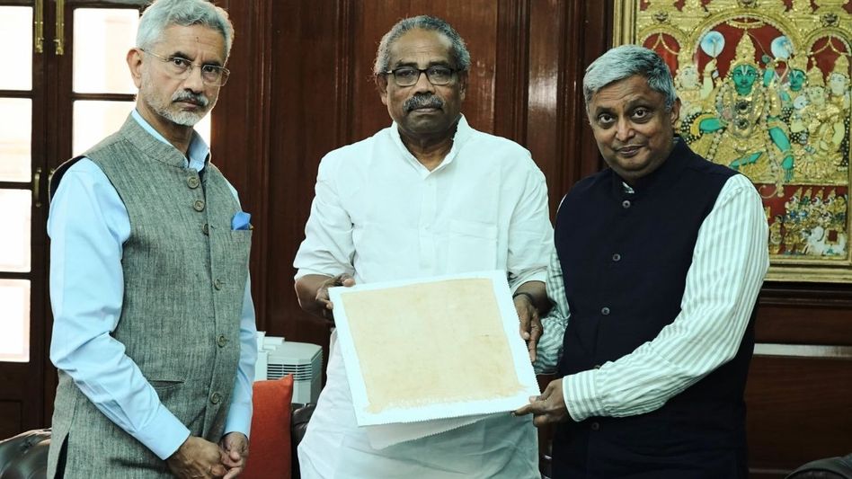 India receives Mahatma Gandhi related artefacts India receives Mahatma Gandhi related artefacts