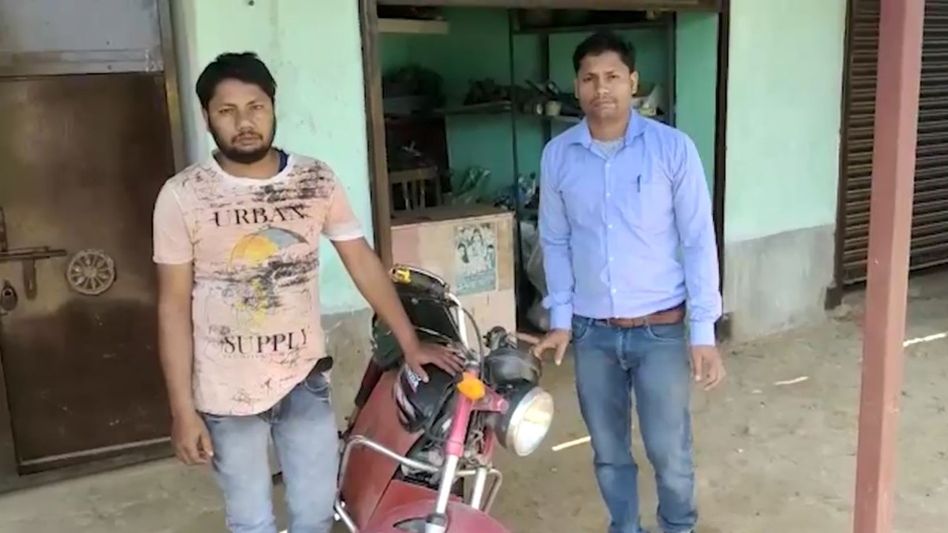 पेट्रोल बाइक को इलेक्ट्रिक बाइक बनाने वाले दो भाई पेट्रोल बाइक को इलेक्ट्रिक बाइक बनाने वाले दो भाई
