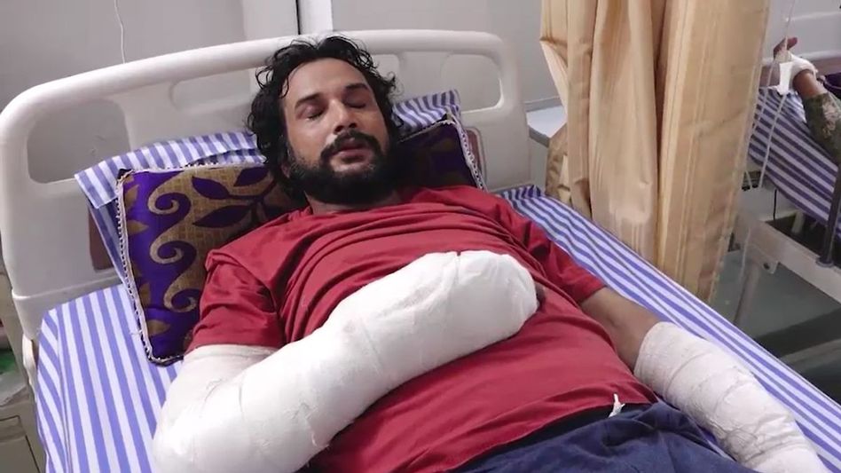 गर्लफ्रेंड ने तुड़वाए हाथ पैर गर्लफ्रेंड ने तुड़वाए हाथ पैर