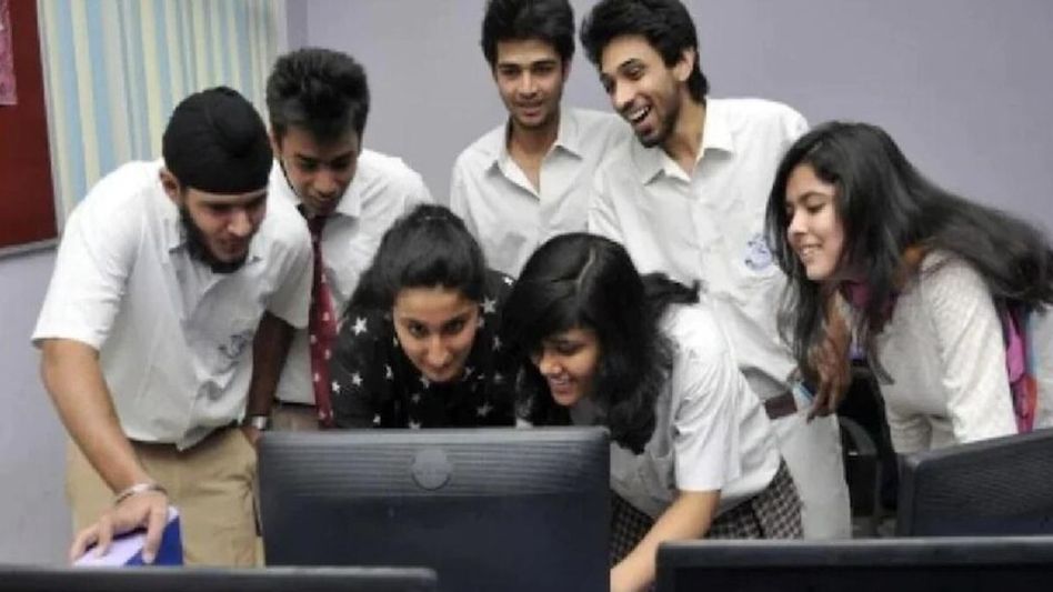 Students Checking Results (File Photo) Students Checking Results (File Photo)