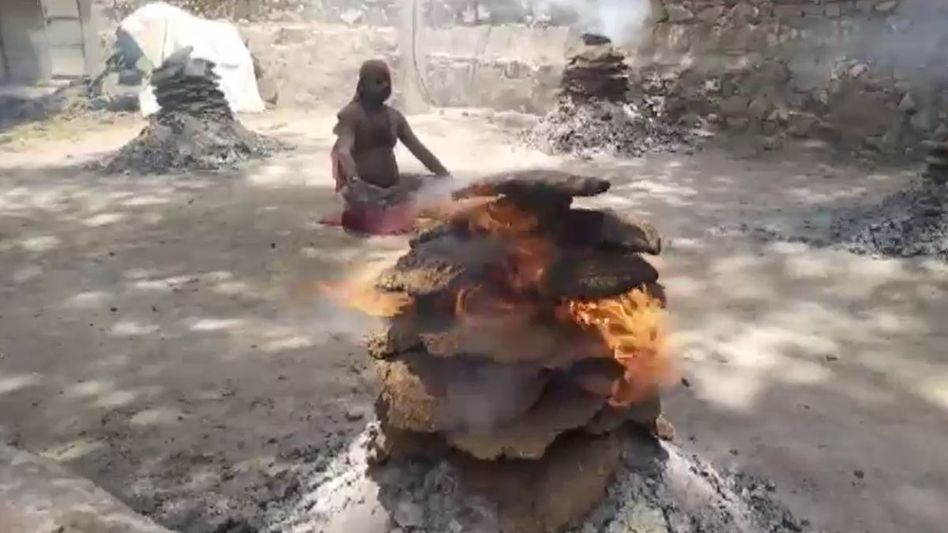 भीषण गर्मी में साधु सोमवार नाथ की तपस्या भीषण गर्मी में साधु सोमवार नाथ की तपस्या