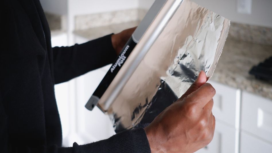 Aluminium foil is used mainly for storing food, covering baking surfaces and wrapping food to prevent it from losing moisture. Aluminium foil is used mainly for storing food, covering baking surfaces and wrapping food to prevent it from losing moisture.