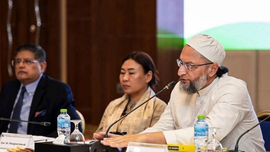 बहरीन में प्रेस कांफ्रेंस को संबोधित करते हुए असदुद्दीन ओवैसी बहरीन में प्रेस कांफ्रेंस को संबोधित करते हुए असदुद्दीन ओवैसी