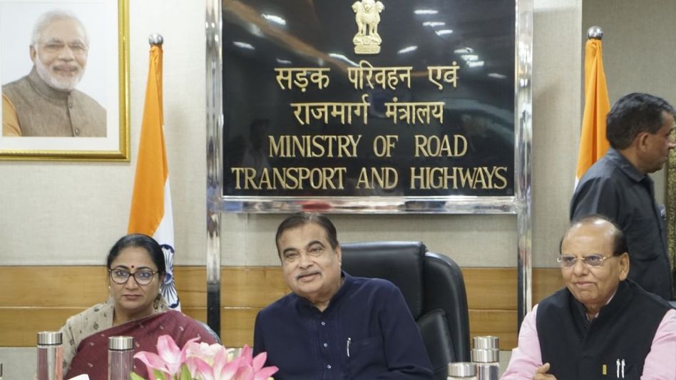 CM Rekha Gupta and LG VK Saxena held a meeting with Union Minister Nitin Gadkari CM Rekha Gupta and LG VK Saxena held a meeting with Union Minister Nitin Gadkari