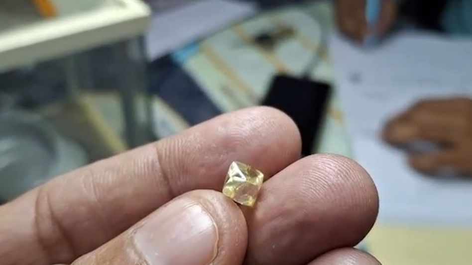 इस हीरे की कीमत फिलहाल लाखों में बताई जा रही है. इस हीरे की कीमत फिलहाल लाखों में बताई जा रही है.