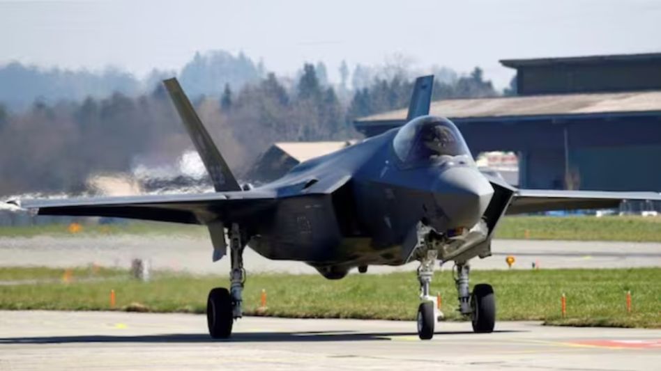 Britain's fighter jet F-35B is stuck in Kerala. Britain's fighter jet F-35B is stuck in Kerala.