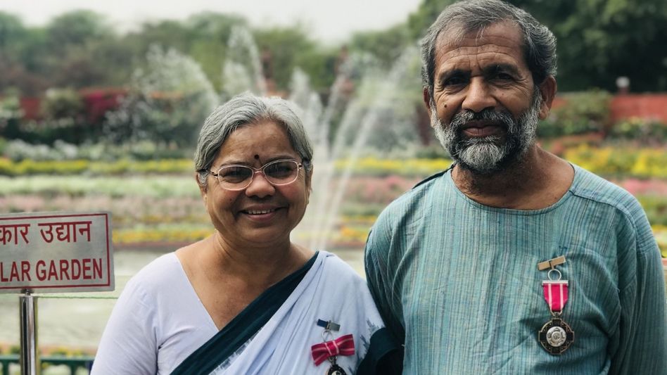Doctor Couple (Photo: Facebook/@Dr. Ravindra Kolhe & Dr. Smita Kolhe मेळघाटावरील मोहोर) Doctor Couple (Photo: Facebook/@Dr. Ravindra Kolhe & Dr. Smita Kolhe मेळघाटावरील मोहोर)
