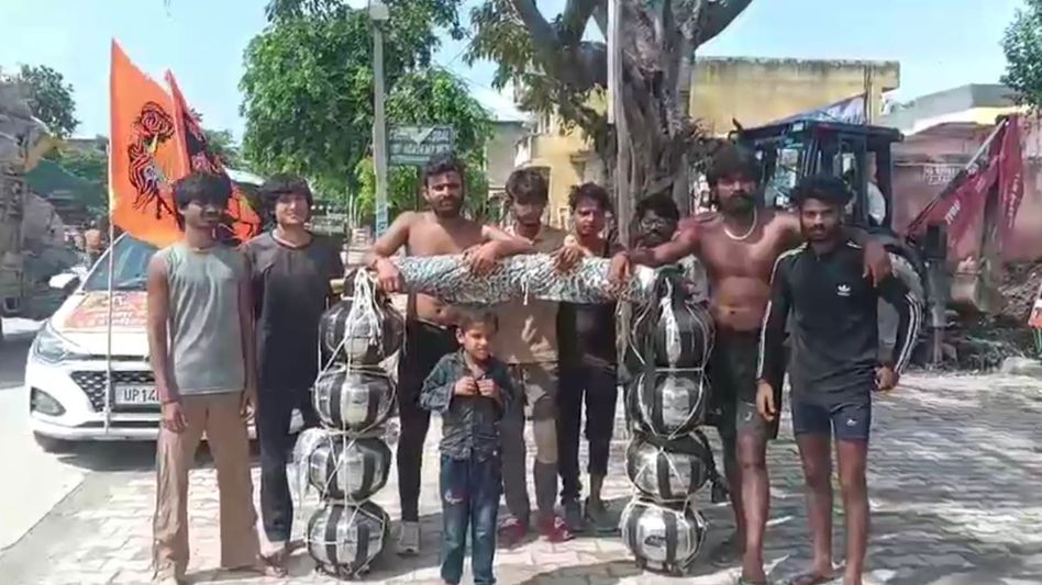 नमन भारद्वाज टोली के साथ नमन भारद्वाज टोली के साथ