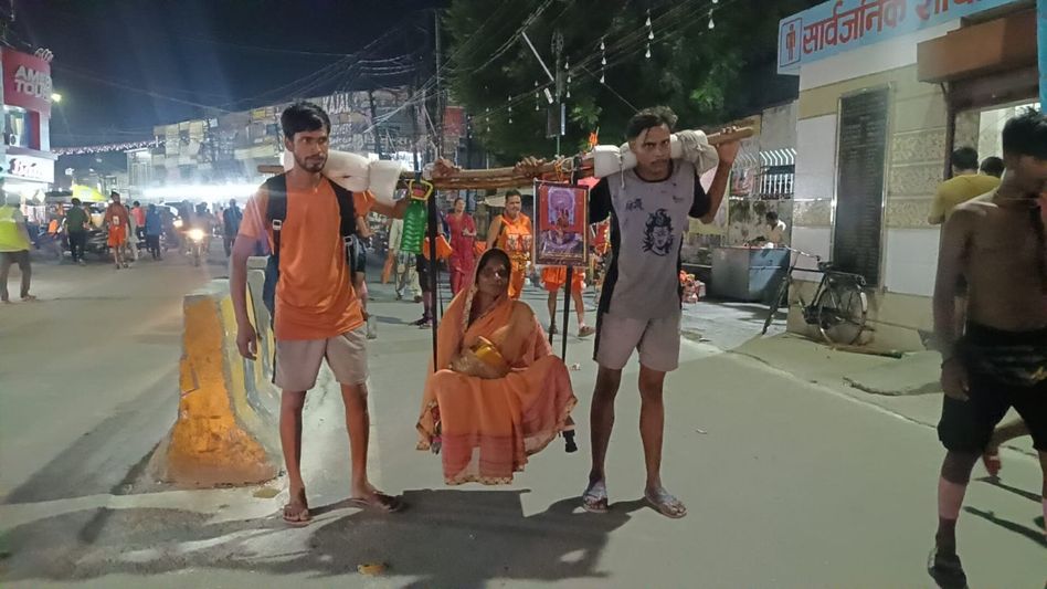 मां को कांवड़ में उठाकर यात्रा मां को कांवड़ में उठाकर यात्रा