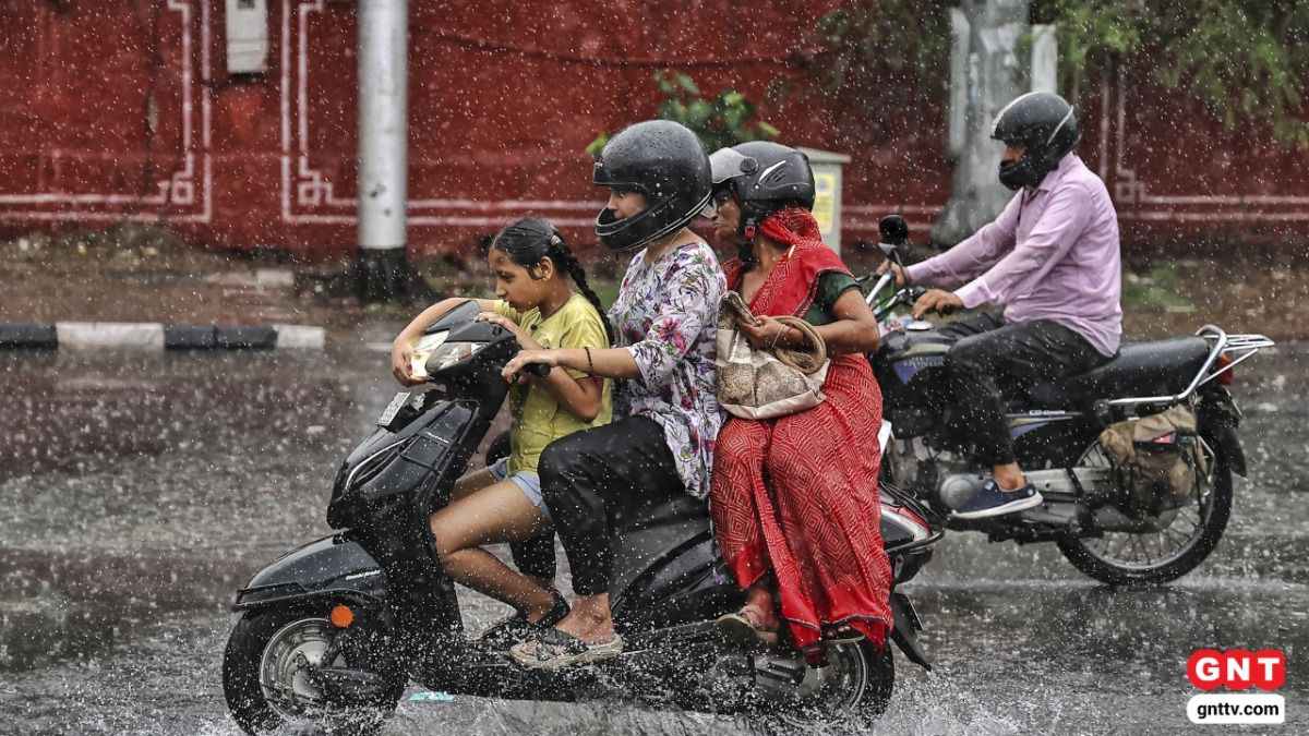 Bike Stops in Rain (Photo Credit: PTI)