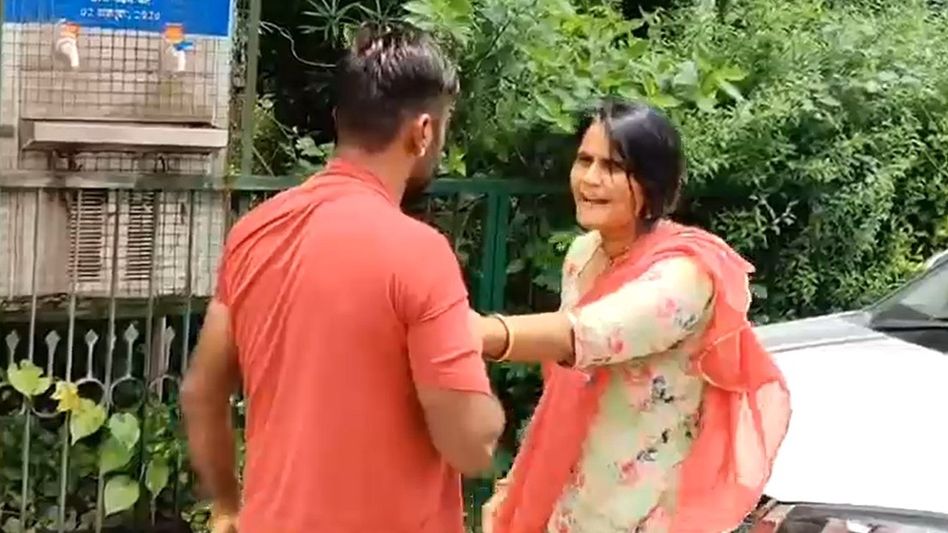 Wife beats husband with helmet Wife beats husband with helmet