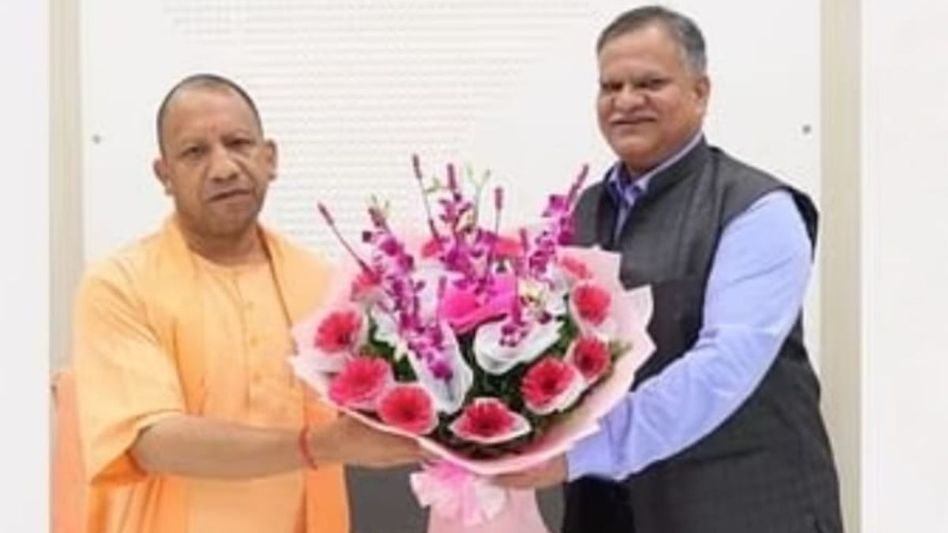 CM Yogi Adityanath and Chief Secretary Manoj Kumar Singh (Photo/X) CM Yogi Adityanath and Chief Secretary Manoj Kumar Singh (Photo/X)