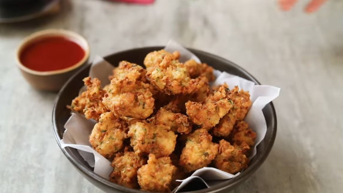 चावल के पकौड़े (Photo: Screengrab/Sanjeev Kapoor YT Channel)