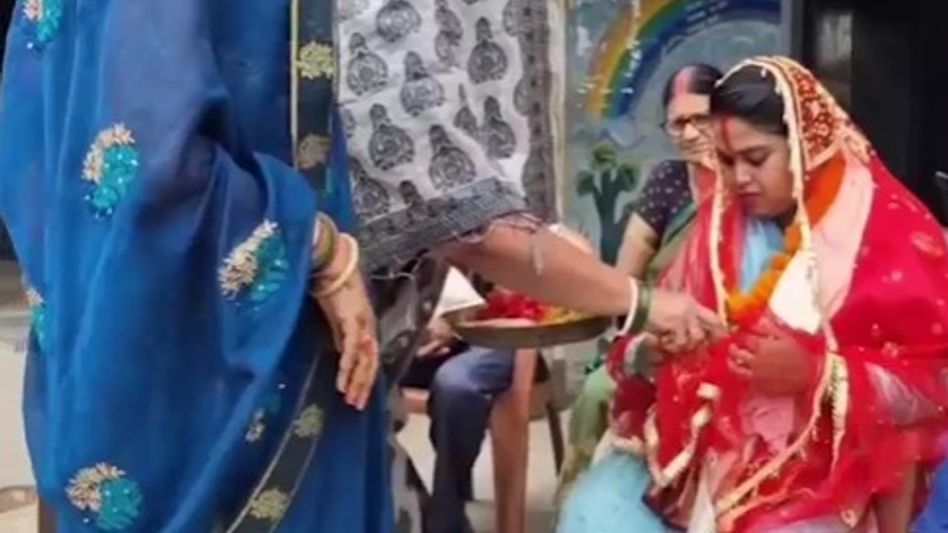 Unique farewell to a female teacher on her transfer Unique farewell to a female teacher on her transfer