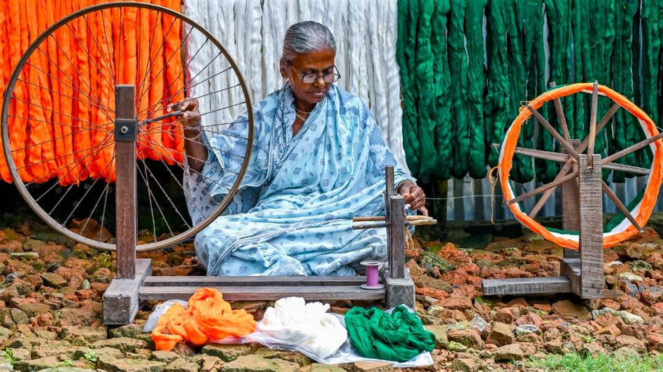 नादिया : चरखे पर तागा कातती हुई एक महिला (Photo: PTI) नादिया : चरखे पर तागा कातती हुई एक महिला (Photo: PTI)