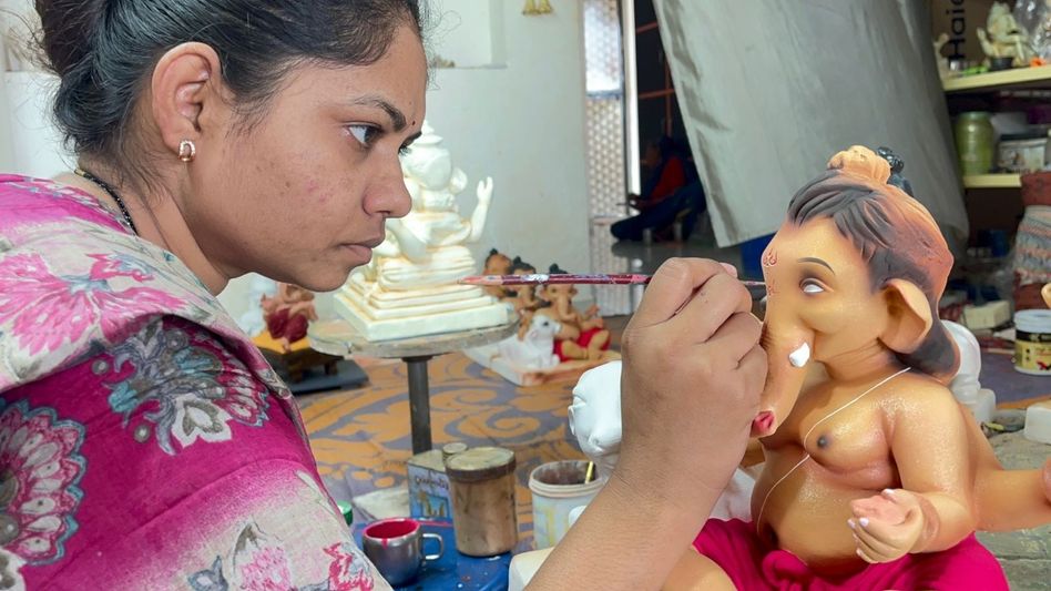 One-handed artist Bhavana Gujare One-handed artist Bhavana Gujare