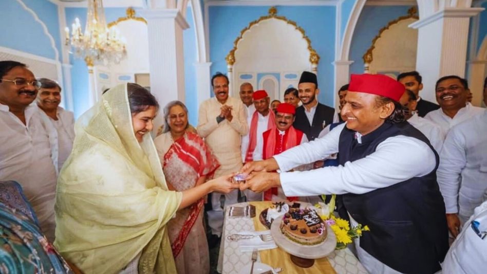 इक़रा हसन ने सोशल मीडिया पर इसकी जानकारी दी. इक़रा हसन ने सोशल मीडिया पर इसकी जानकारी दी.