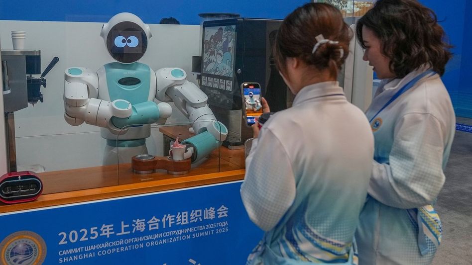 At the media center for the SCO Tianjin Summit, a robot is making ice cream for visitors (Photo: X/@CGTNOfficial) At the media center for the SCO Tianjin Summit, a robot is making ice cream for visitors (Photo: X/@CGTNOfficial)