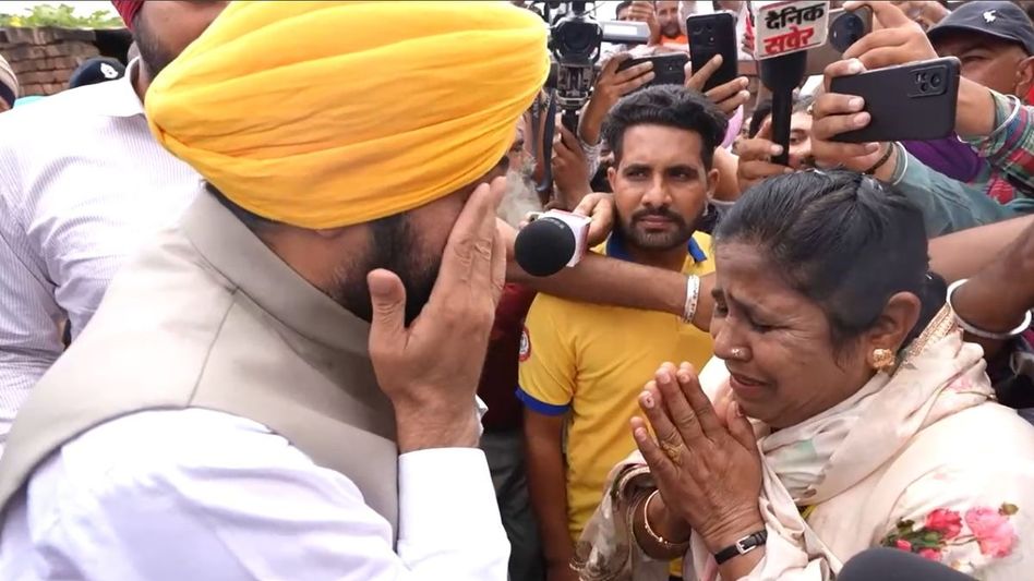 CM Mann Meets Flood Affected Woman CM Mann Meets Flood Affected Woman