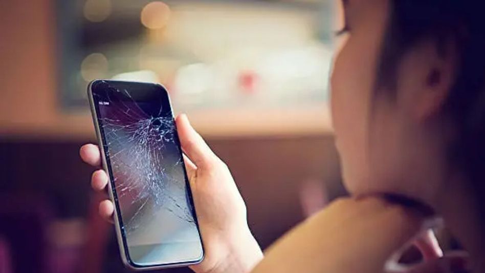 Phone Drops Trigger Panic: Photo:Getty Phone Drops Trigger Panic: Photo:Getty