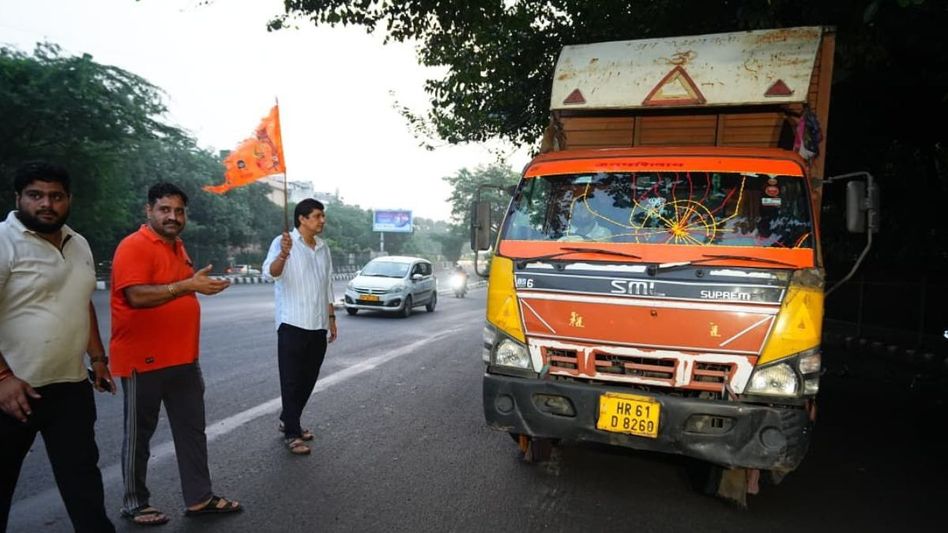 राहत सामग्री को रवाना करते सौरभ भारद्वाज राहत सामग्री को रवाना करते सौरभ भारद्वाज