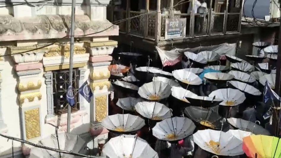 उल्टे छाते में प्रसाद उल्टे छाते में प्रसाद