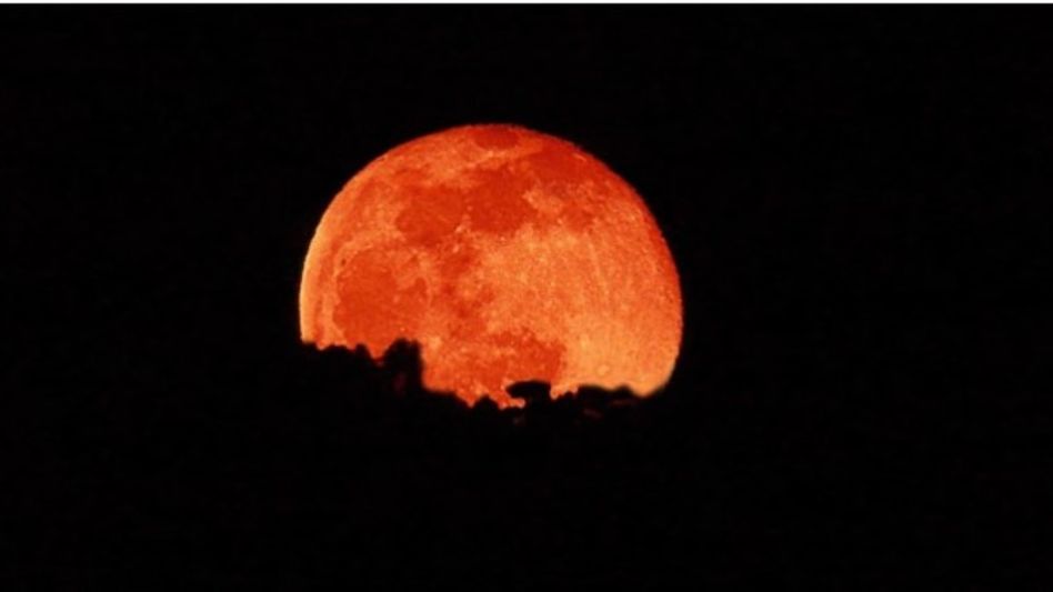 चंद्रग्रहण सिर्फ एक खगोलीय घटना है (Representational image – AFP) चंद्रग्रहण सिर्फ एक खगोलीय घटना है (Representational image – AFP)