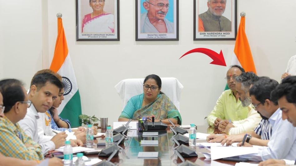 अपनी विधानसभा शालिमार बाग़ में चल रहे विकास कार्य से जुड़ी समीक्षा बैठक में मुख्यमंत्री रेखा गुप्ता अपनी विधानसभा शालिमार बाग़ में चल रहे विकास कार्य से जुड़ी समीक्षा बैठक में मुख्यमंत्री रेखा गुप्ता
