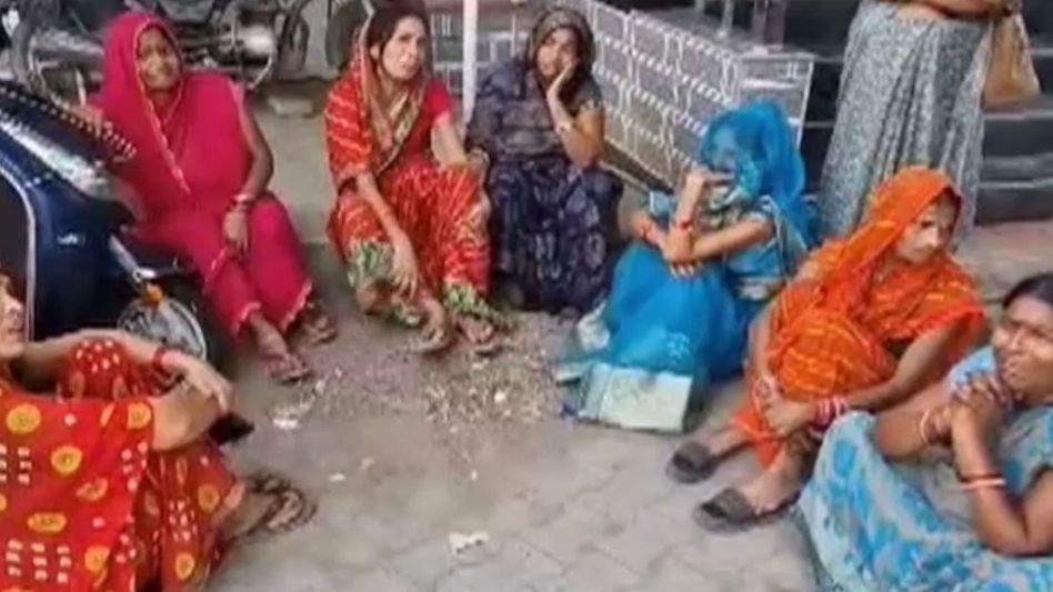 मृतका की मां रोते हुए मृतका की मां रोते हुए