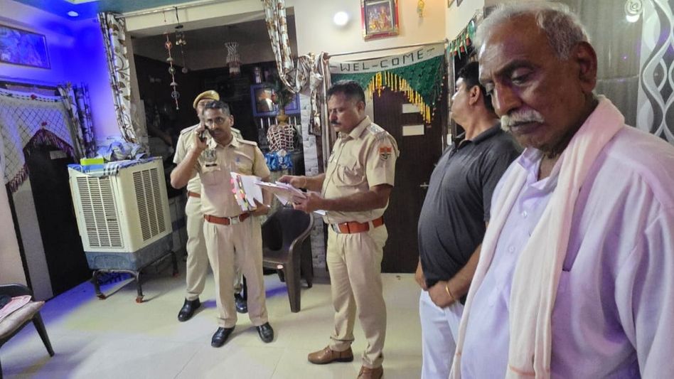 घर पहुंची पुलिस घर पहुंची पुलिस