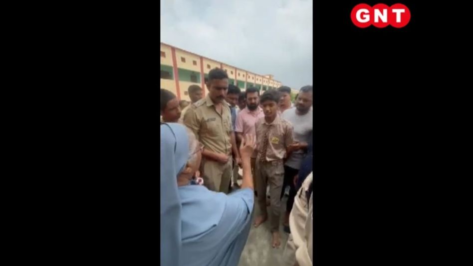 प्रिंसिपल छात्र को दोबारा तिलक लगाते हुए प्रिंसिपल छात्र को दोबारा तिलक लगाते हुए