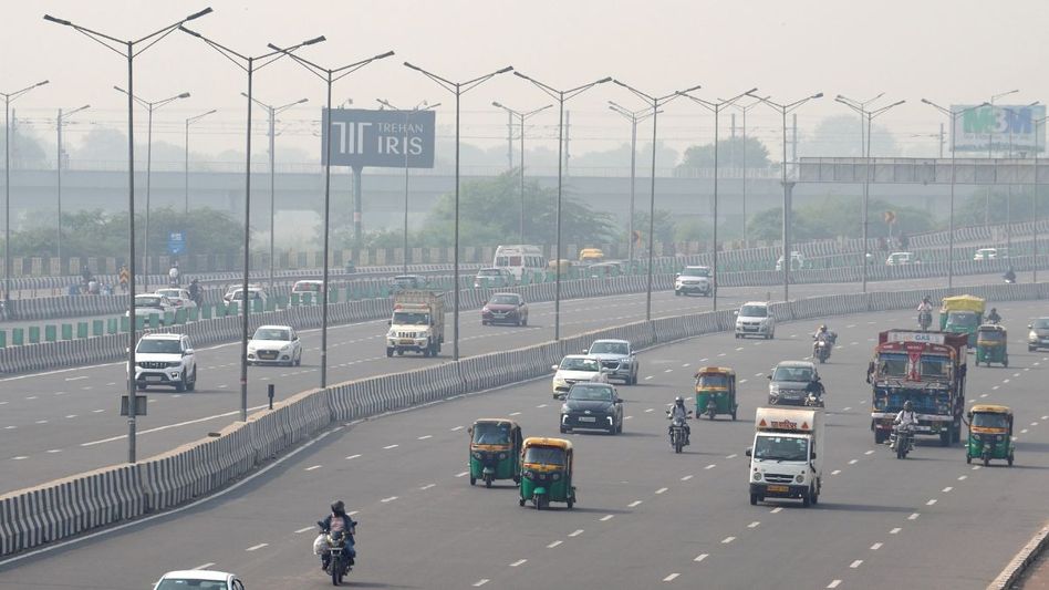दिवाली के बाद हवा जहर जैसी: Photo: PTI दिवाली के बाद हवा जहर जैसी: Photo: PTI
