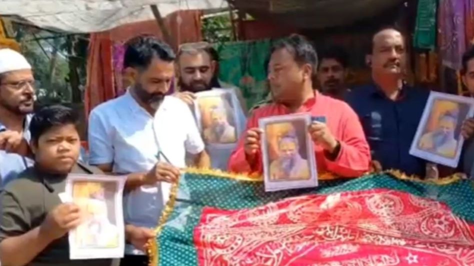 Muslims prayed for Premanand Maharaj Muslims prayed for Premanand Maharaj