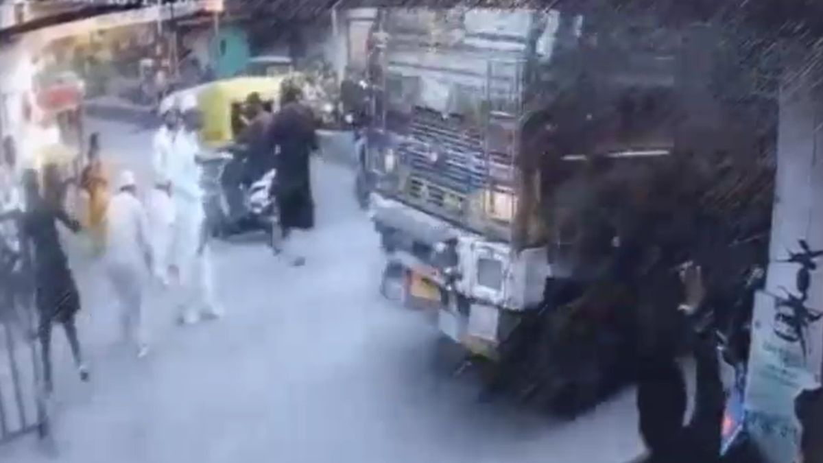 युवक को ट्रक ने मारी जोरदार टक्कर