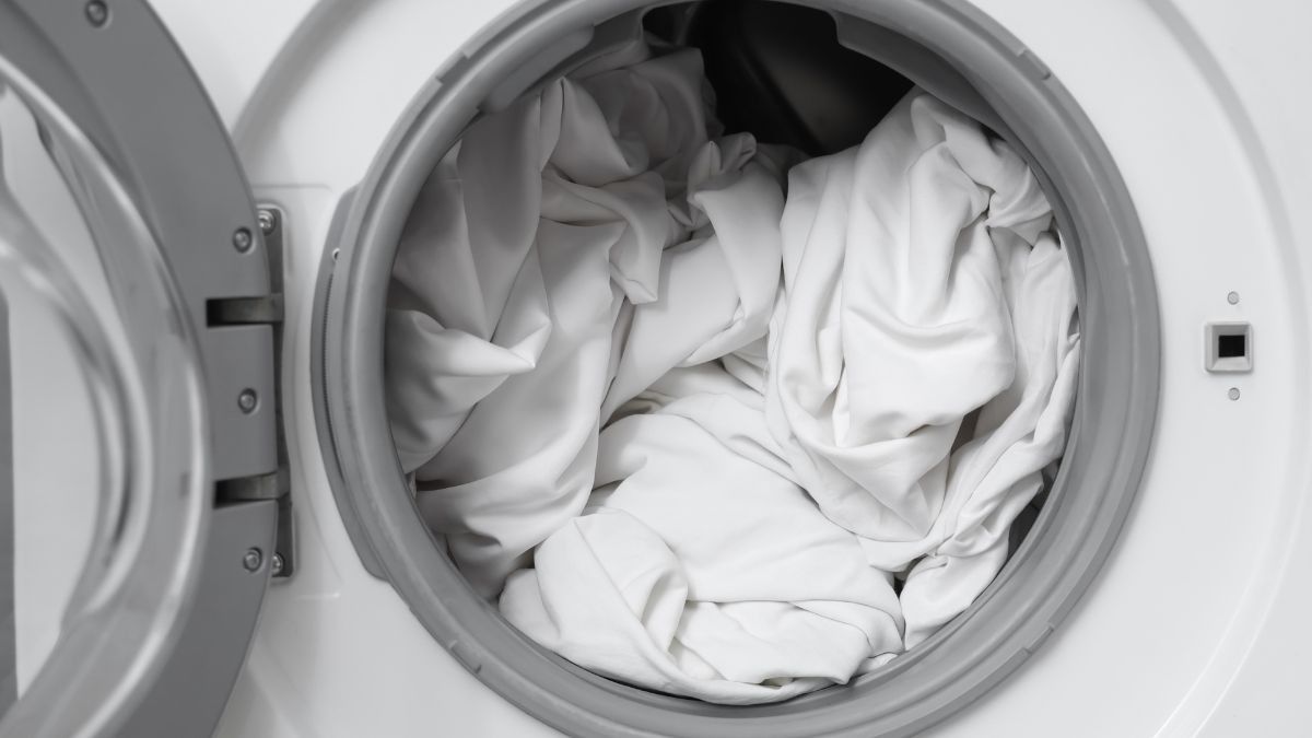 सर्दी में कंबल और रजाई की बदबू कैसे हटाएं?