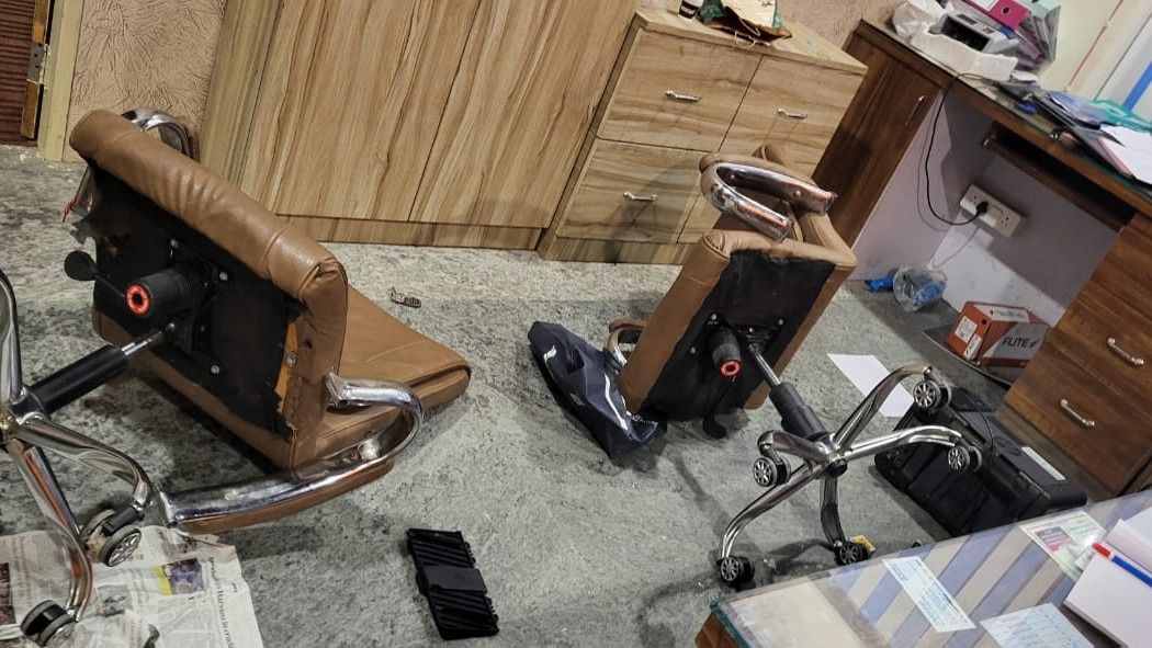 ऑफिस तोड़ फोड़ की तस्वीर