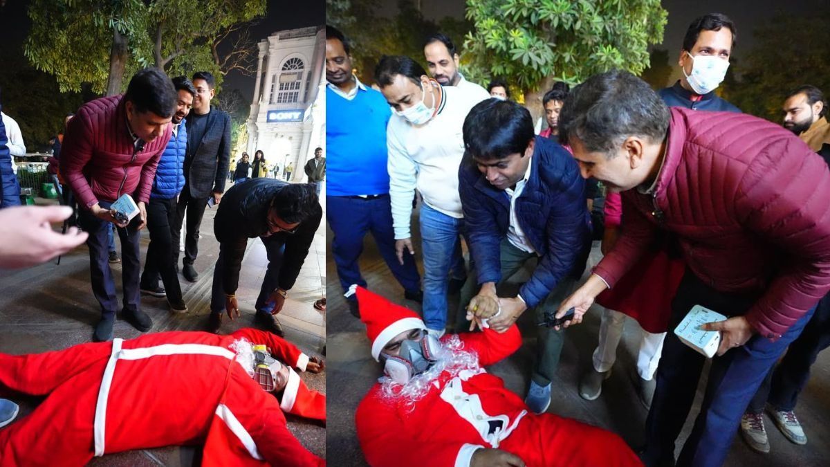 Santa Claus fainted after seeing the AQI in Delhi