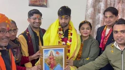 गले में माला पहने मानवेंद्र