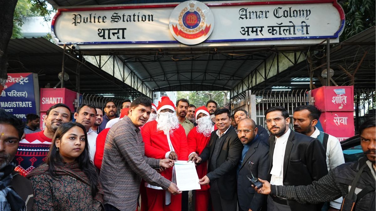 Saurabh Bhardwaj Reached the Police Station with 'Santa Claus'