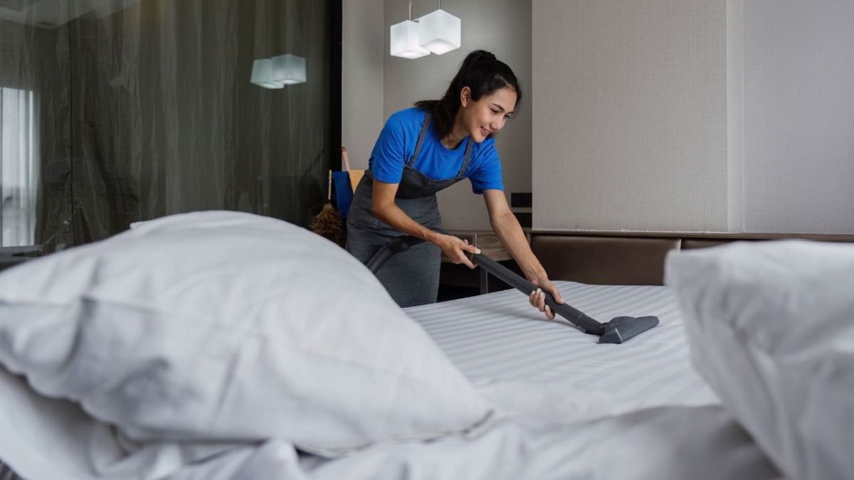 होटलों में ऐसे साफ करते हैं गद्दे