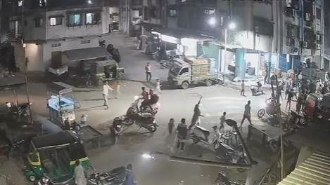 हादसे के बाद जुटी भीड़