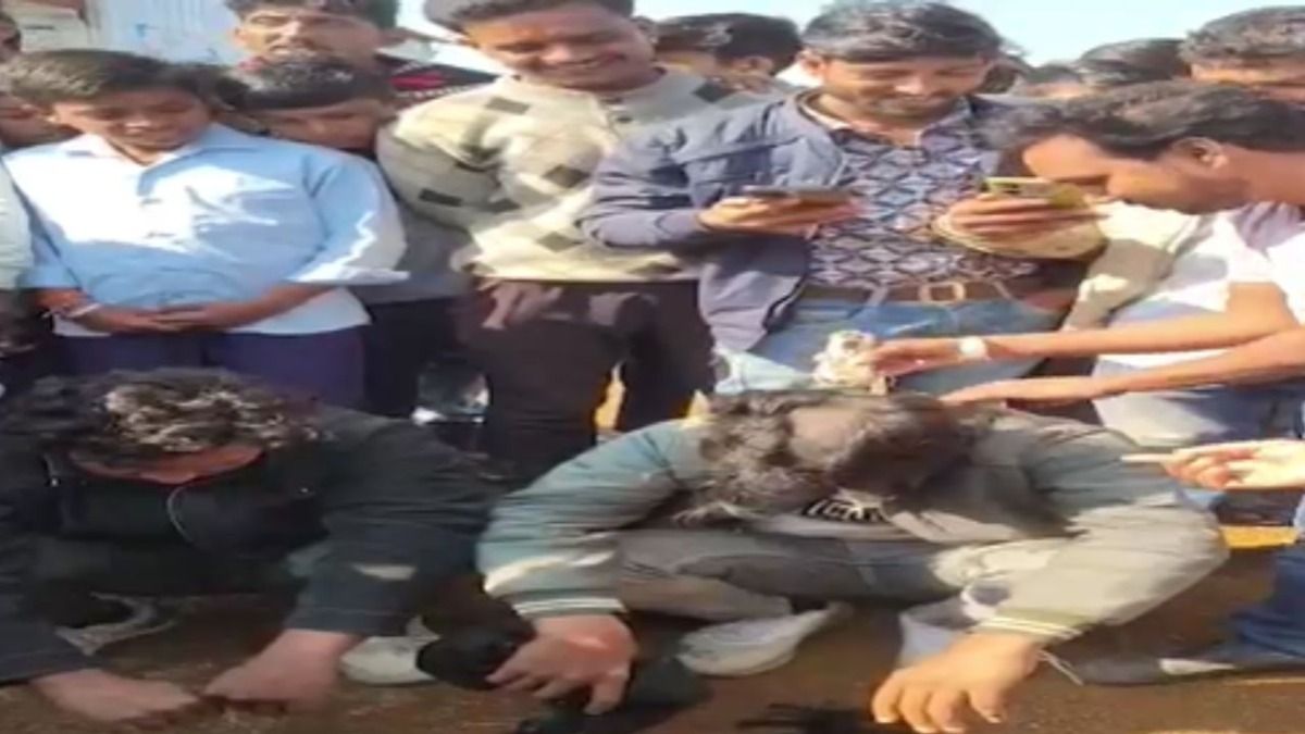 लड़कियों से छेड़छाड़ के चलते दो लड़को का मुंडन