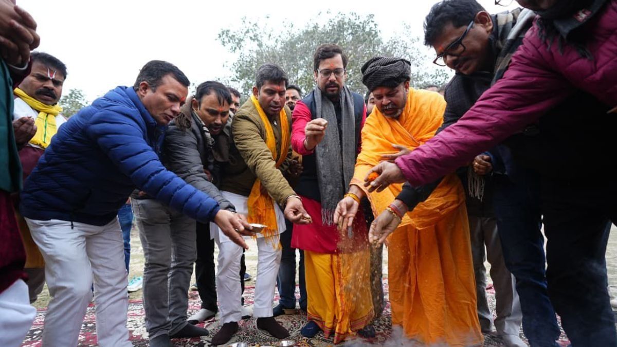AAP organized a havan at the Yamuna Ghat