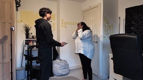 बेटे की बोतों से भावुक होती मां