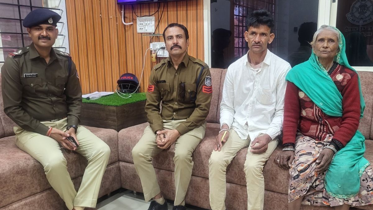 Vinod with his Mother and Police