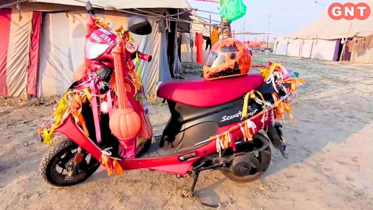 स्वामी जी की खास स्कूटी