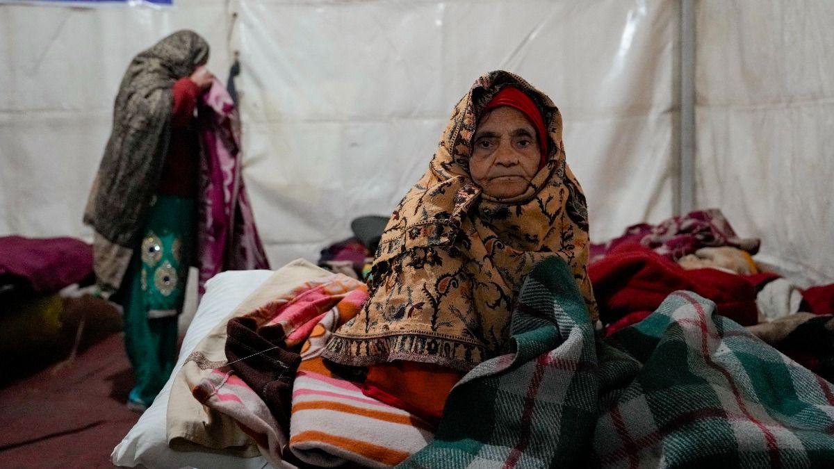 सर्द रात में रैन बसेरे का सहारा लेती महिला (PTI)